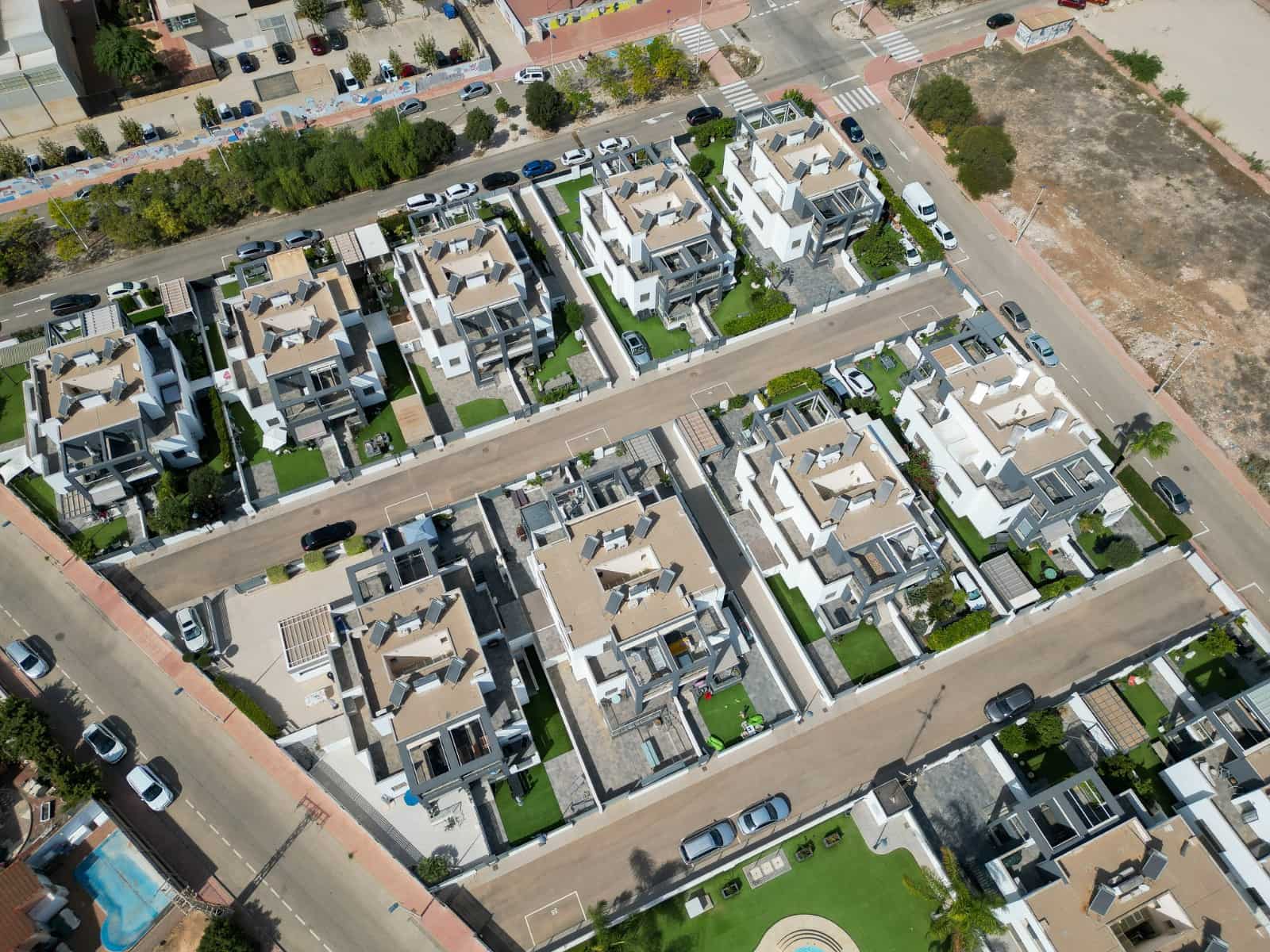 2 soveværelse Byhus til salg i Torrevieja med swimmingpool garage - € 339.000 (Ref: 9614261)