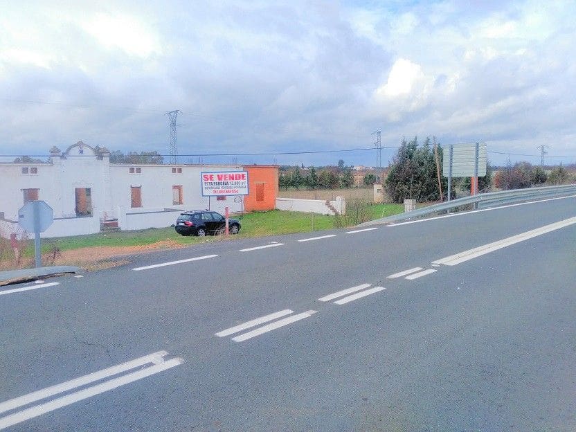 Villa til salgs i Badajoz by - € 300 000 (Ref: 9616010)