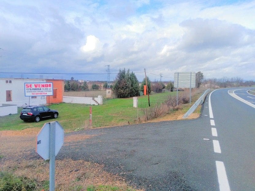 Villa til salgs i Badajoz by - € 300 000 (Ref: 9616010)