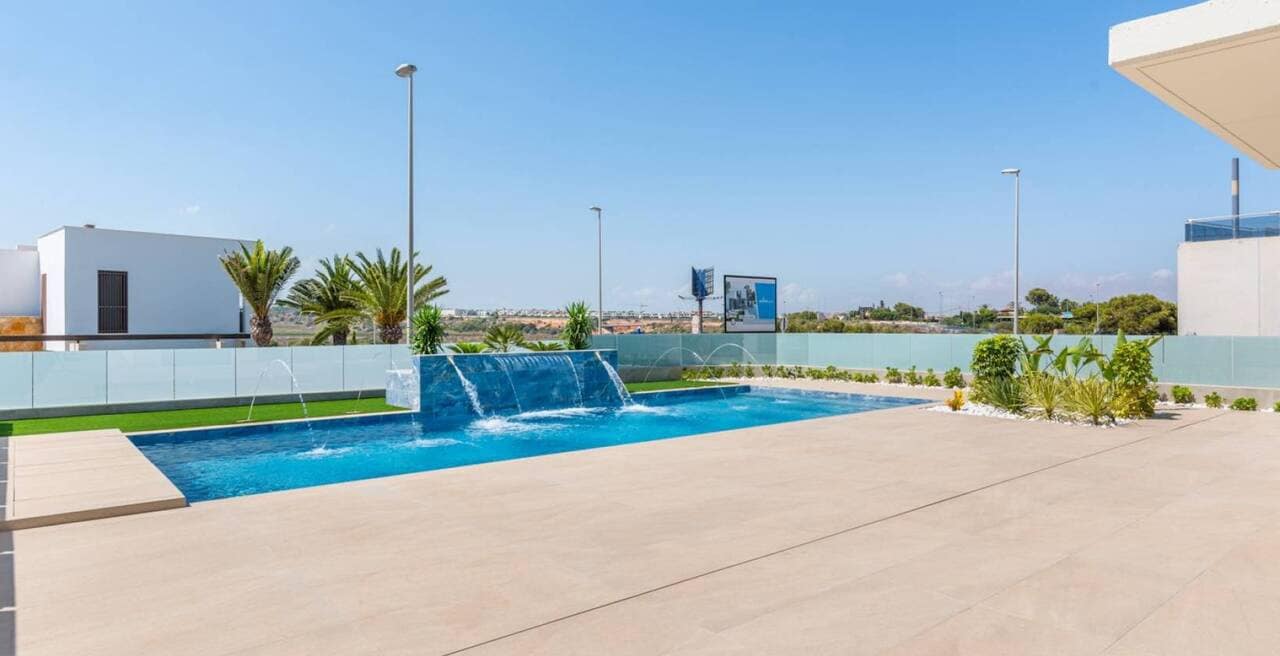 Chalet de 3 habitaciones en Campoamor en venta con piscina - 995.000 € (Ref: 9624292)