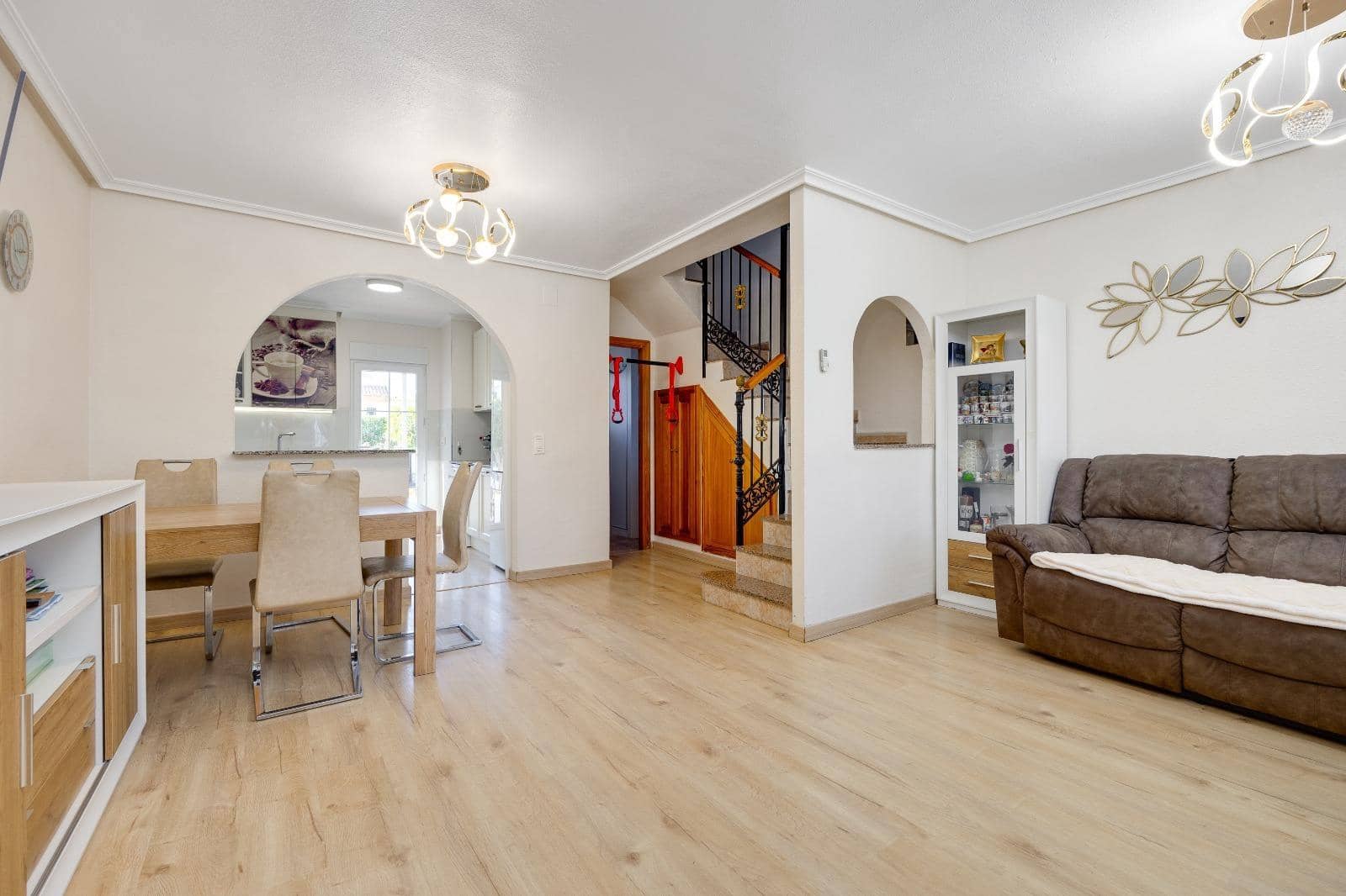 3 soveværelse Byhus til salg i Torrevieja med swimmingpool - € 249.900 (Ref: 9635248)