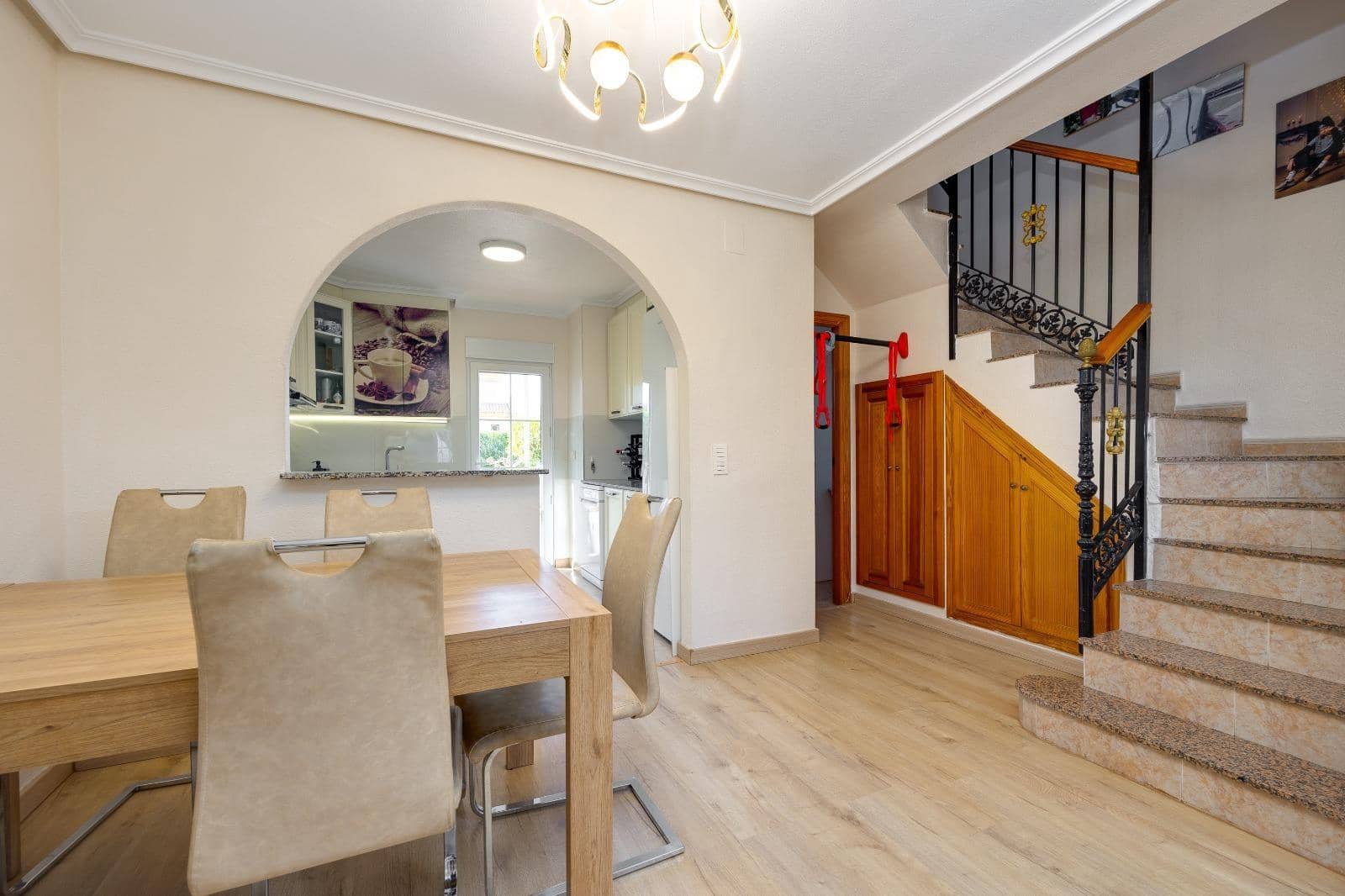 3 soveværelse Byhus til salg i Torrevieja med swimmingpool - € 249.900 (Ref: 9635248)