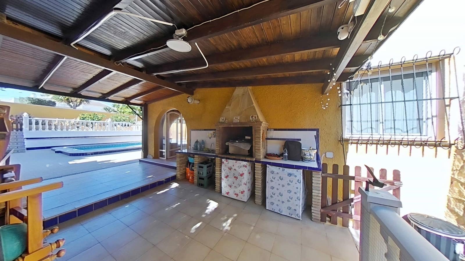Chalet de 2 habitaciones en Torrevieja en venta con piscina - 450.000 € (Ref: 9635260)