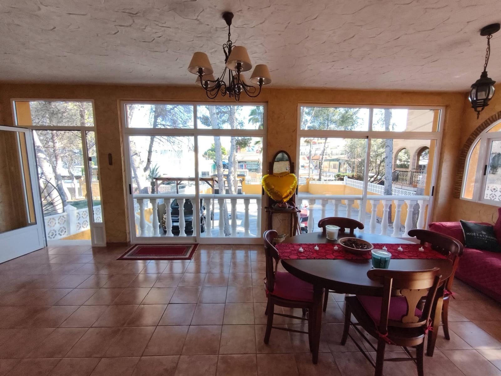 Chalet de 2 habitaciones en Torrevieja en venta con piscina - 450.000 € (Ref: 9635260)