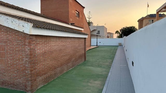 Chalet de 4 habitaciones en La Manga del Mar Menor en venta - 531.915 € (Ref: 9635318)