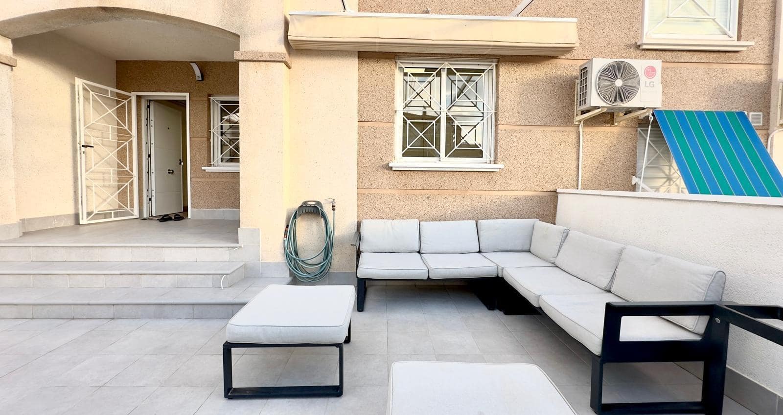 Bungalow de 2 habitaciones en Torrevieja en venta con piscina - 194.900 € (Ref: 9635321)