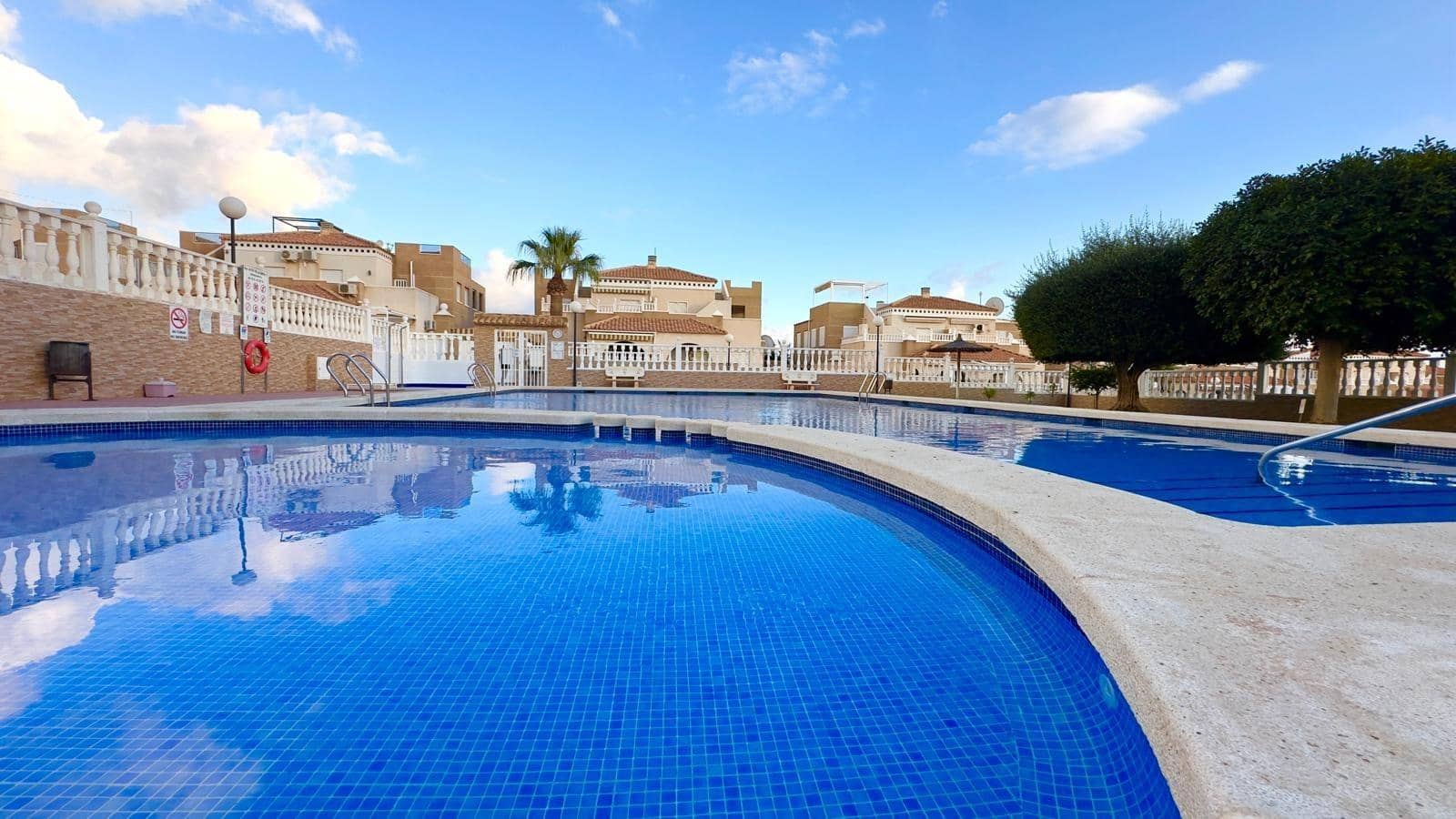 Bungalow de 2 habitaciones en Torrevieja en venta con piscina - 194.900 € (Ref: 9635321)