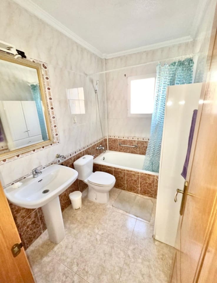 3 Zimmer Haus zu verkaufen in Playa Flamenca mit Pool Garage - 248.000 € (Ref: 9636274)