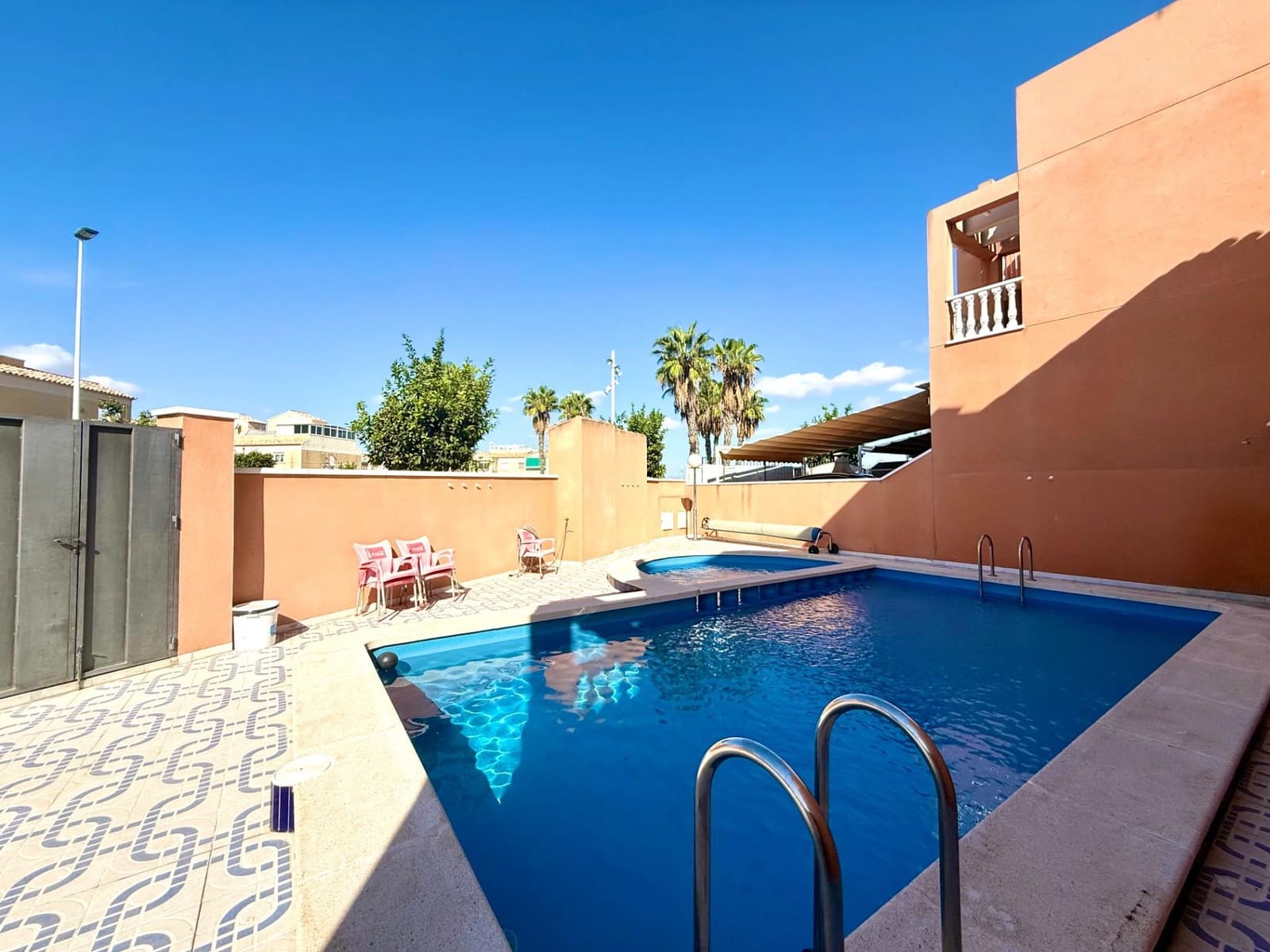 3 quarto Casa em Banda para venda em Torrevieja com piscina - 215 000 € (Ref: 9642833)