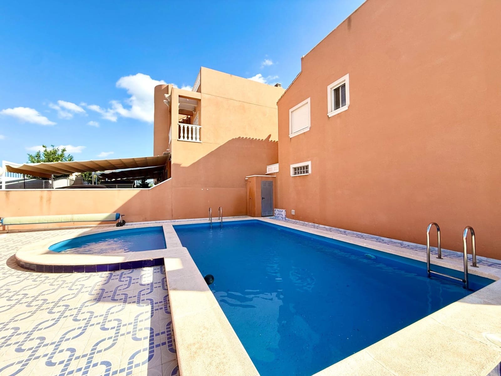 3 quarto Casa em Banda para venda em Torrevieja com piscina - 215 000 € (Ref: 9642833)