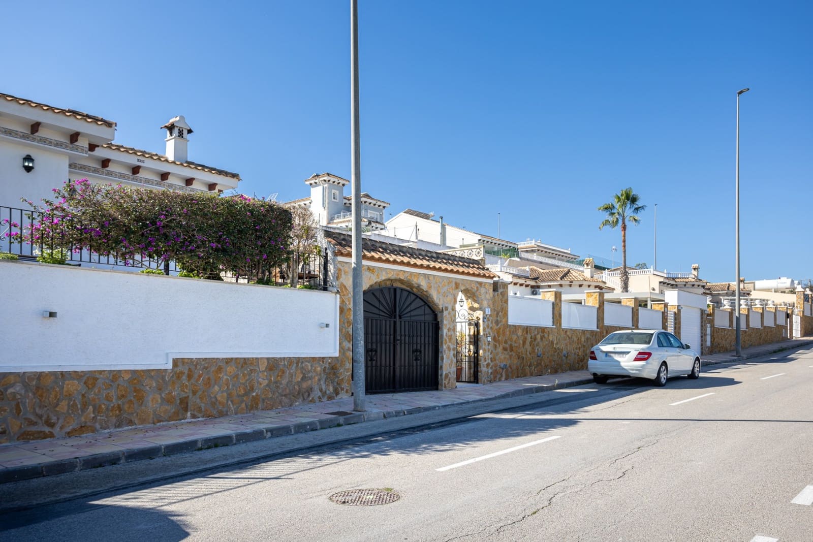3 bedroom Villa for sale in Bigastro with garage - € 295,000 (Ref: 9647921)