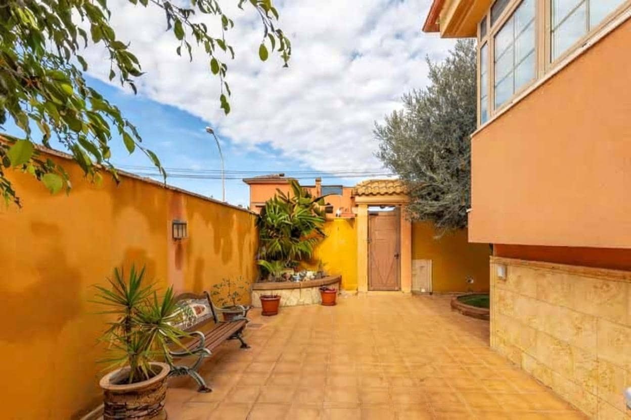 Chalet de 4 habitaciones en Torrevieja en venta con piscina - 499.000 € (Ref: 9654497)