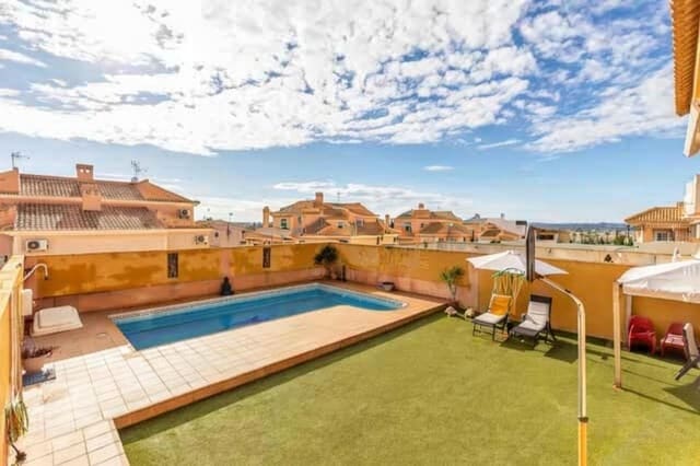 Chalet de 4 habitaciones en Torrevieja en venta con piscina - 499.000 € (Ref: 9654497)