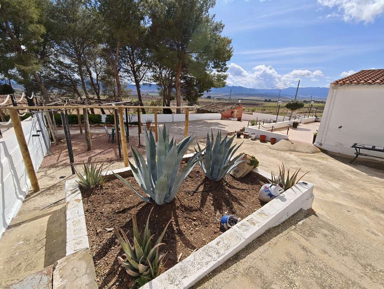 Casa de 4 habitaciones en Yecla en venta con piscina garaje - 159.995 € (Ref: 9670295)