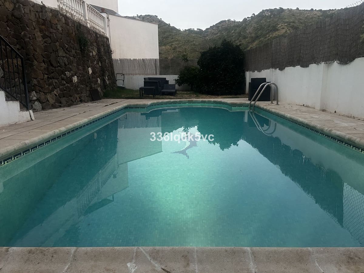 4 bedroom Villa for sale in Benahavis with pool - € 899,000 (Ref: 9675999)
