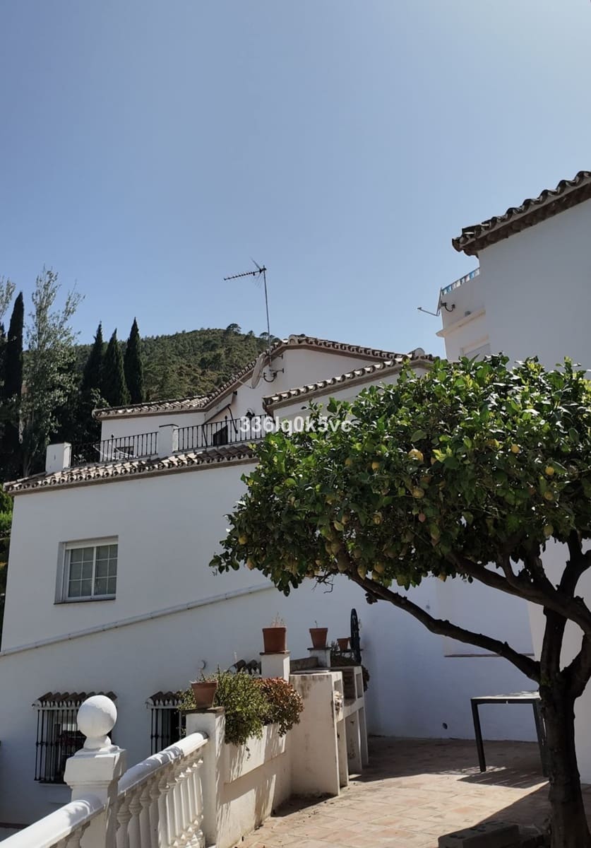4 bedroom Villa for sale in Benahavis with pool - € 899,000 (Ref: 9675999)