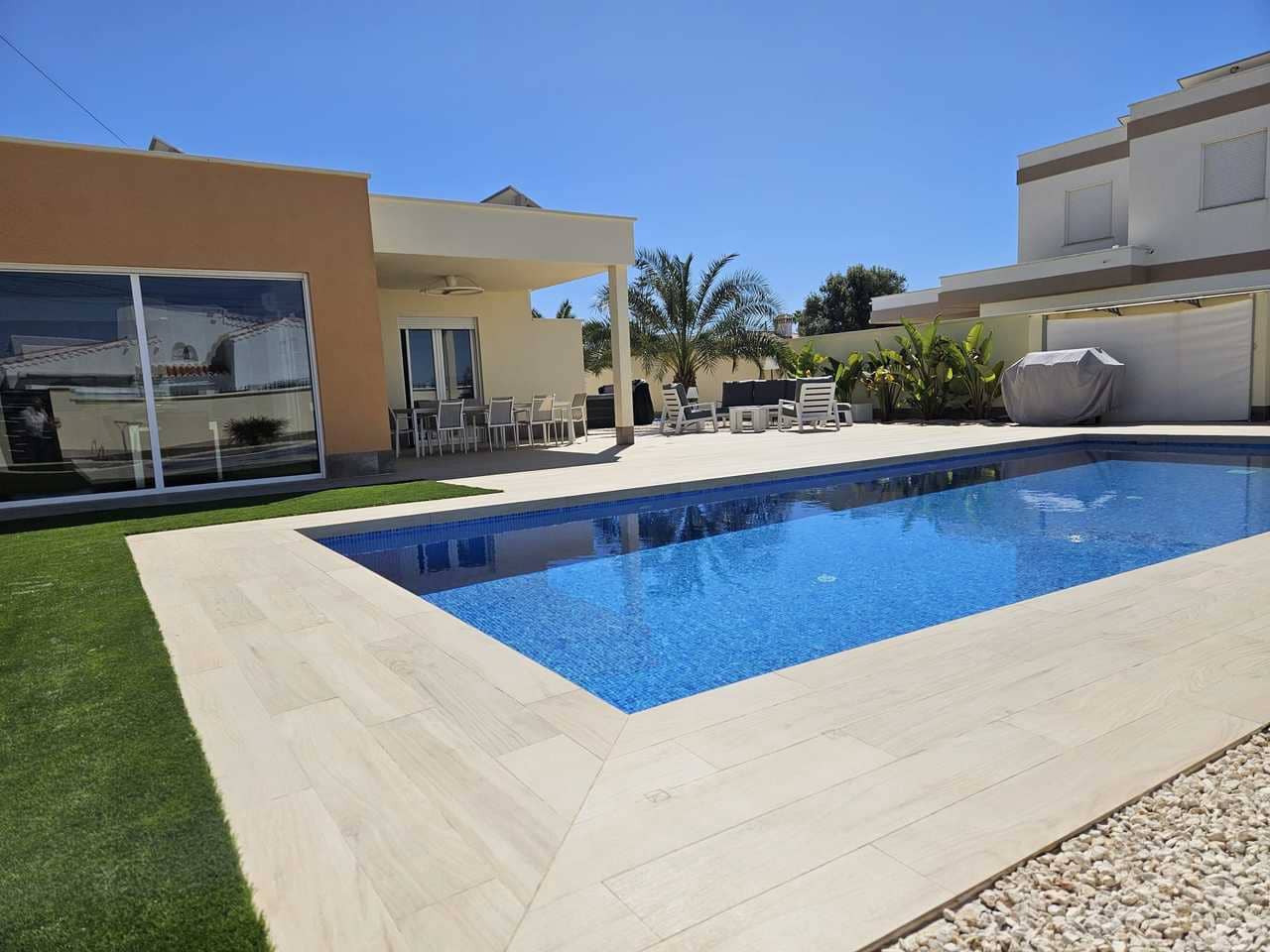 Chalet de 4 habitaciones en Torrevieja en venta con garaje - 780.000 € (Ref: 9725045)