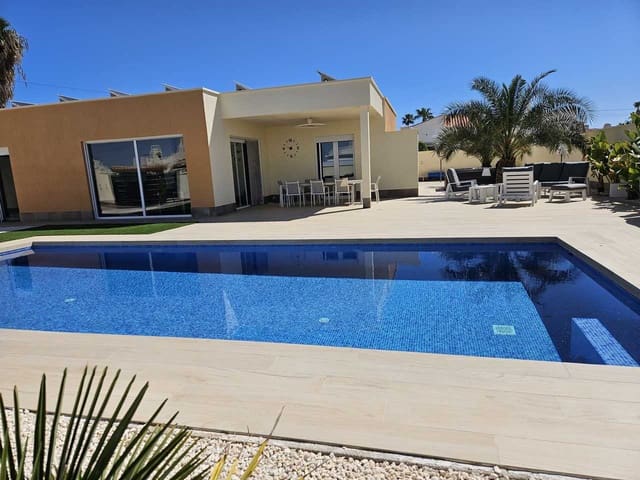 4 sovrum Villa till salu i Torrevieja med garage - 775 000 € (Ref: 9725045)