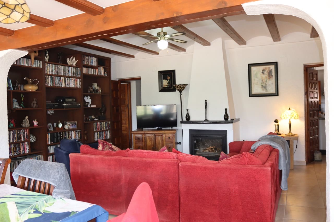 4 soveværelse Villa til salg i Orba med swimmingpool garage - € 515.000 (Ref: 9814768)