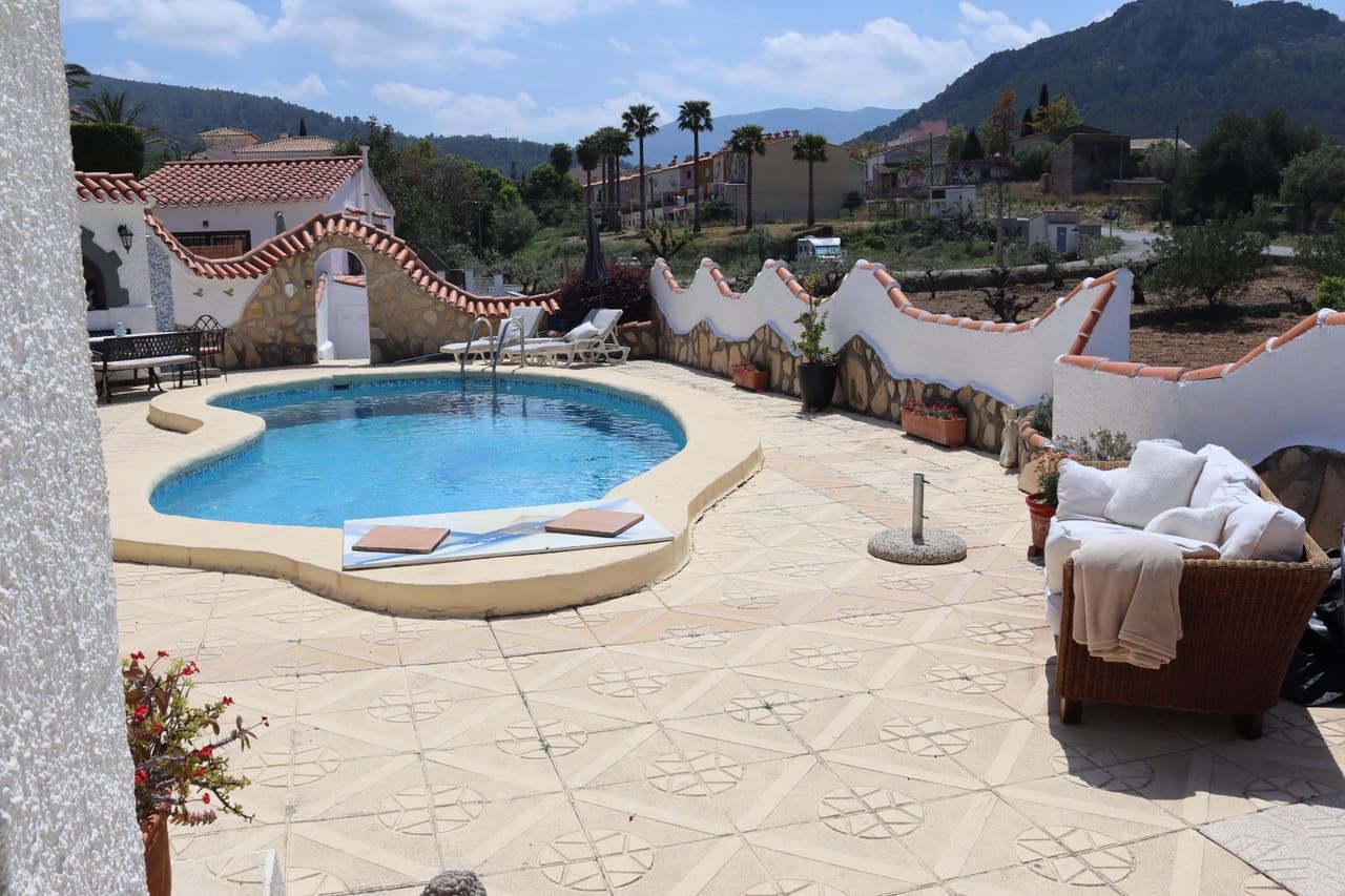 4 soveværelse Villa til salg i Orba med swimmingpool garage - € 515.000 (Ref: 9814768)