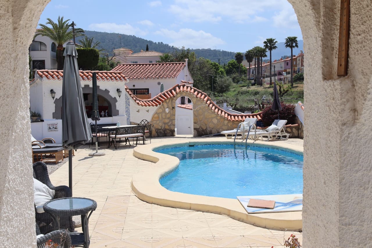 4 soveværelse Villa til salg i Orba med swimmingpool garage - € 515.000 (Ref: 9814768)