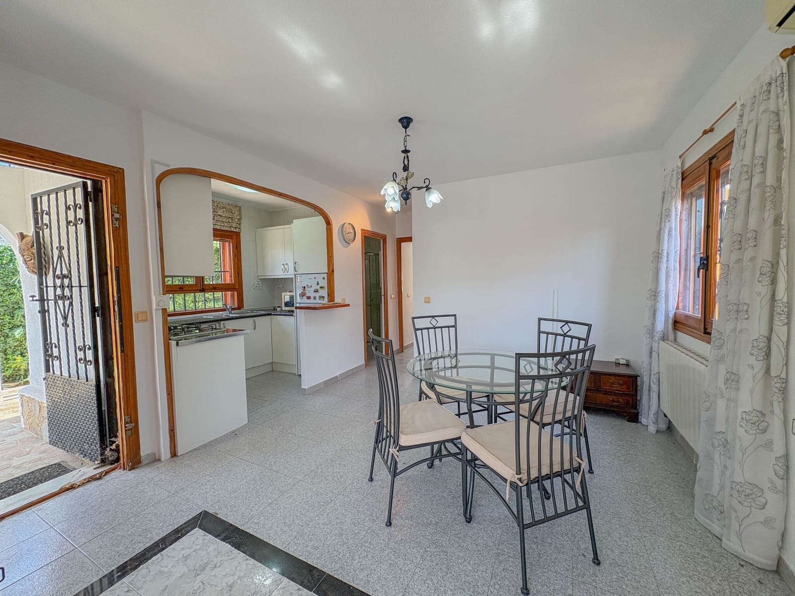Chalet de 2 habitaciones en Torrevieja en venta con piscina - 189.000 € (Ref: 9948775)