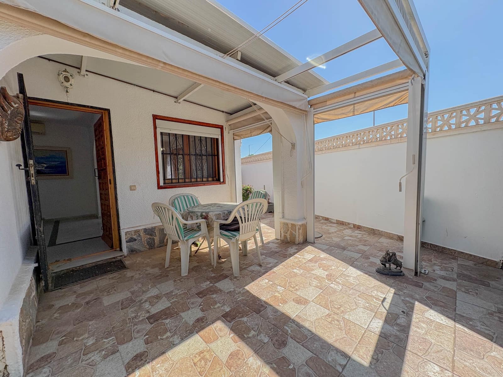 Chalet de 2 habitaciones en Torrevieja en venta con piscina - 189.000 € (Ref: 9948775)