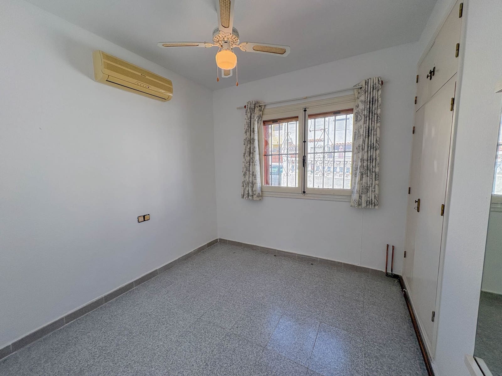 Chalet de 2 habitaciones en Torrevieja en venta con piscina - 189.000 € (Ref: 9948775)