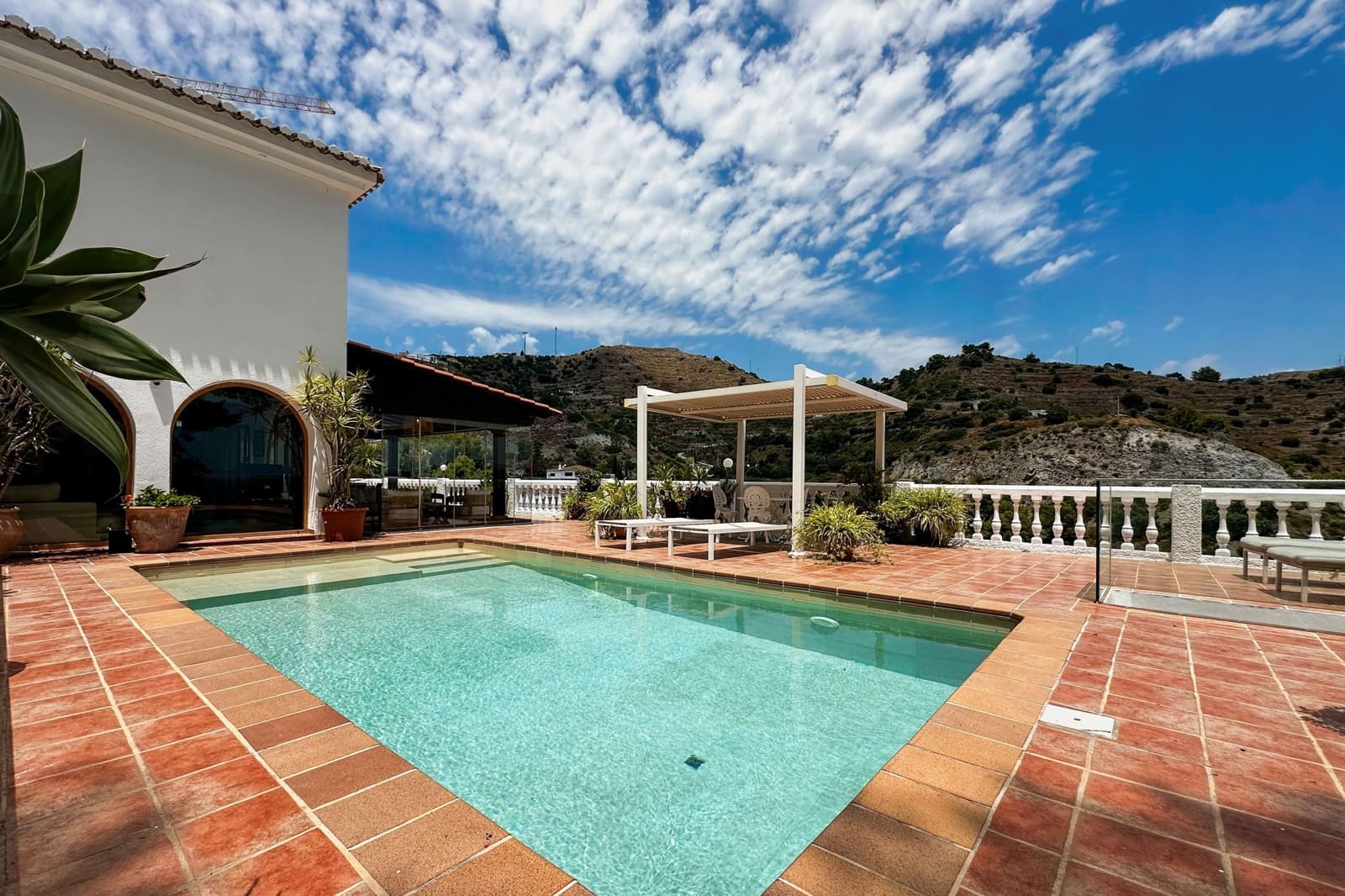 Chalet de 4 habitaciones en Almuñécar en venta con piscina garaje - 1.099.000 € (Ref: 10057612)