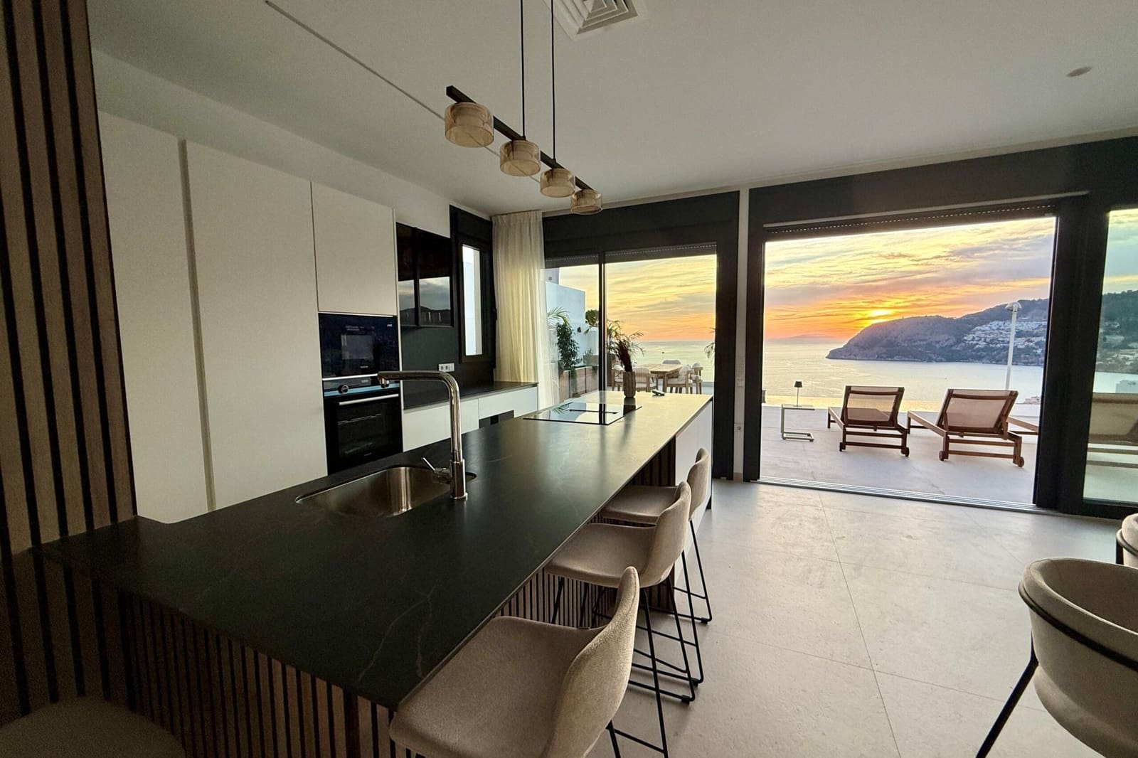 4 bedroom Villa for sale in Almunecar with pool - € 2,100,000 (Ref: 9528178)