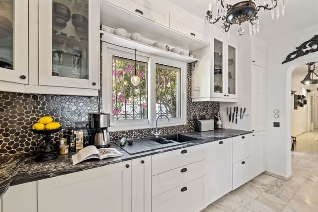 5 makuuhuone Huvila myytävänä paikassa Centro Internacional, Torrox mukana uima-altaan - 1 400 000 € (Ref: 9720460)