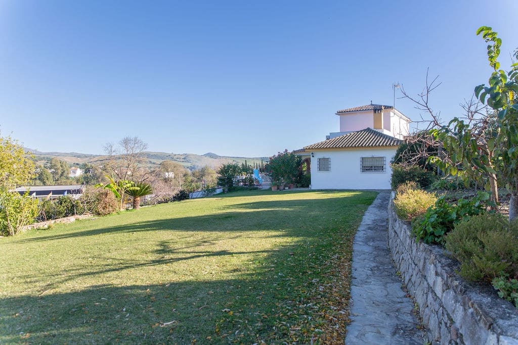 4 soveværelse Finca/Landehus til salg i San Pablo de Buceite med swimmingpool garage - € 430.000 (Ref: 8132599)