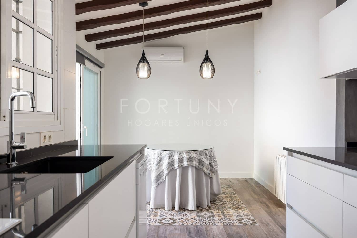 4 bedroom Townhouse for rent in Malaga city with garage - € 3,000 (Ref: 9709499)