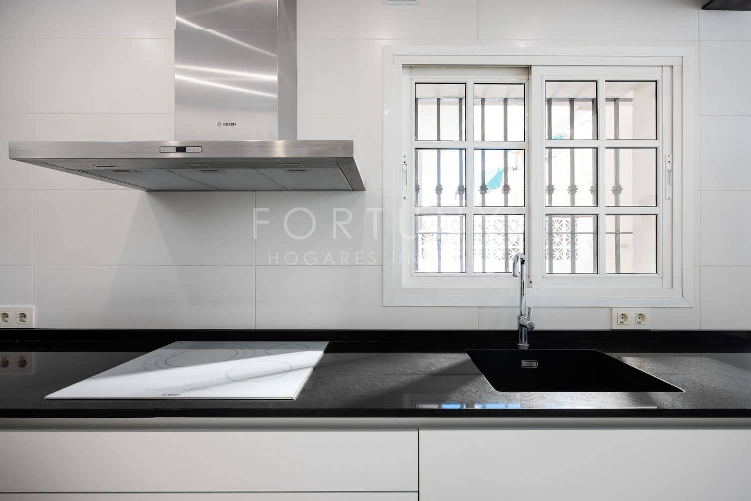 4 bedroom Townhouse for rent in Malaga city with garage - € 3,000 (Ref: 9709499)