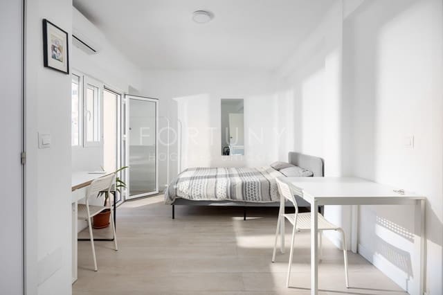 4 bedroom Apartment for sale in La Trinidad, Málaga city with garage - € 455,000 (Ref: 9709503)