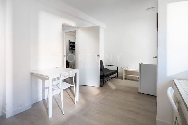 4 bedroom Apartment for sale in La Trinidad, Málaga city with garage - € 455,000 (Ref: 9709503)