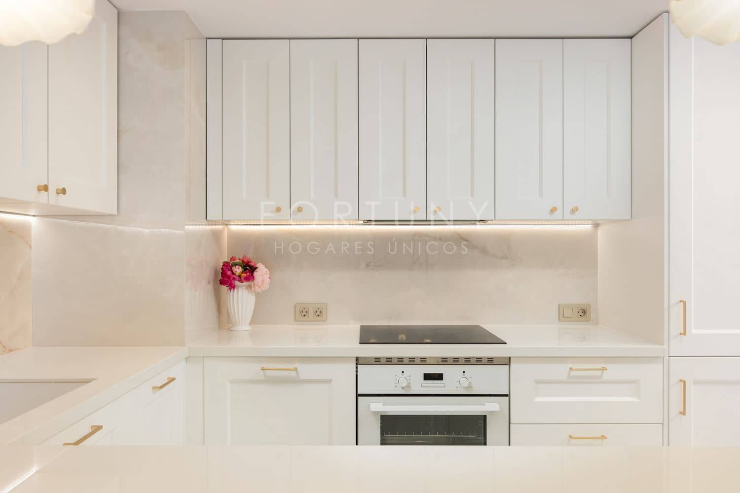 2 bedroom Apartment for rent in Puerto Banus with pool garage - € 2,800 (Ref: 9709504)