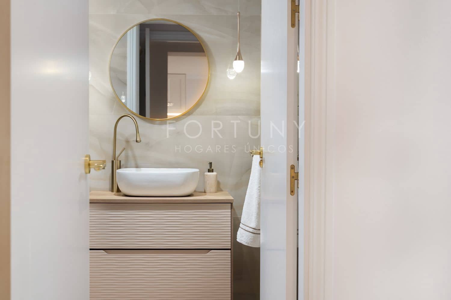 2 bedroom Apartment for rent in Puerto Banus with pool garage - € 2,800 (Ref: 9709504)