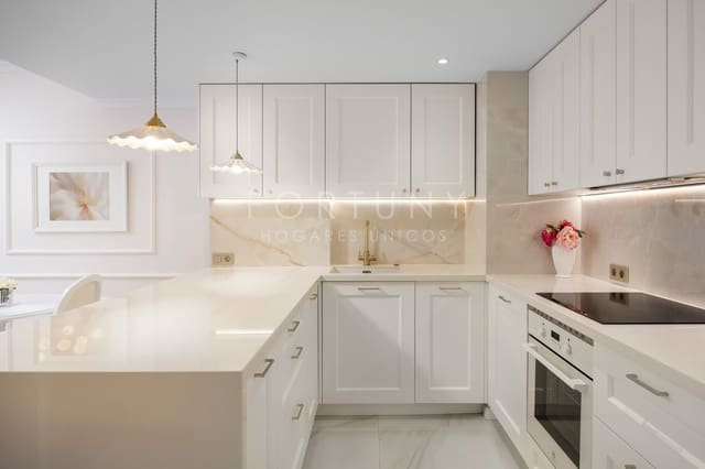 2 quarto Apartamento para arrendar em Puerto Banus, Marbella com piscina garagem - 2 800 € (Ref: 9709504)