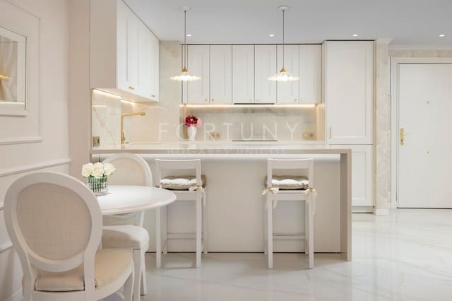 2 quarto Apartamento para arrendar em Puerto Banus, Marbella com piscina garagem - 2 800 € (Ref: 9709504)