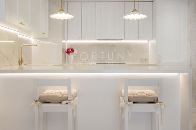 2 quarto Apartamento para arrendar em Puerto Banus, Marbella com piscina garagem - 2 800 € (Ref: 9709504)