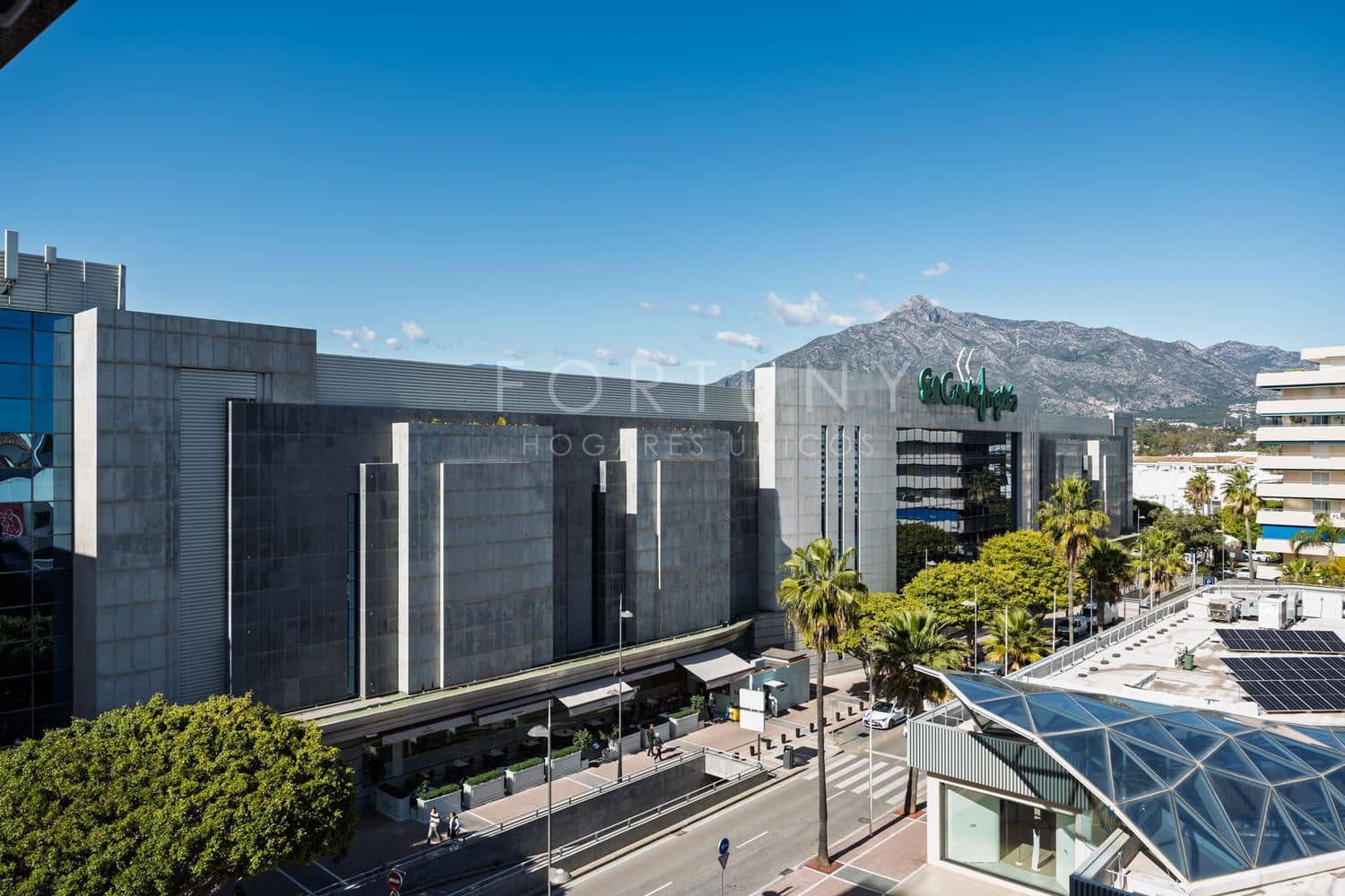 2 bedroom Apartment for rent in Puerto Banus with pool garage - € 2,800 (Ref: 9709504)