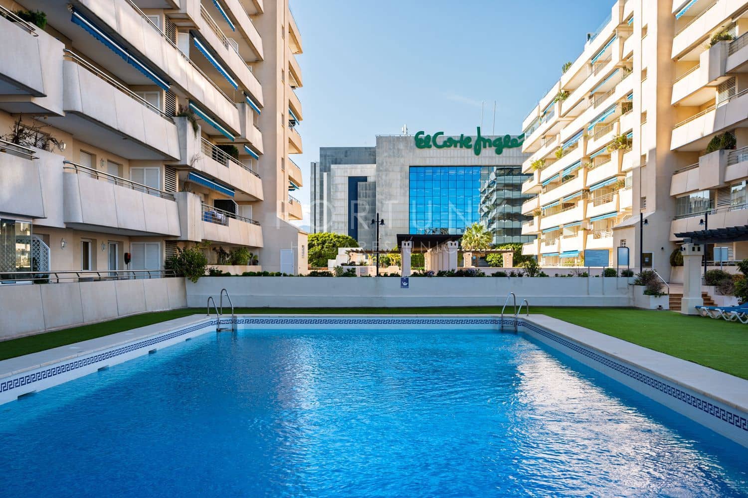 2 bedroom Apartment for rent in Puerto Banus with pool garage - € 2,800 (Ref: 9709504)