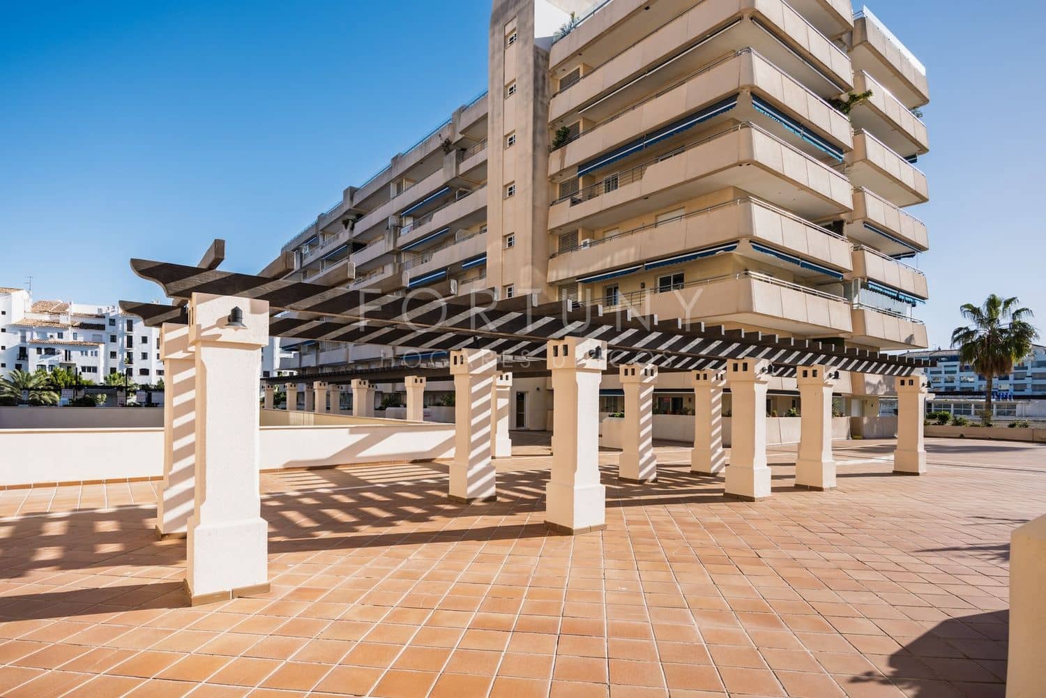 1 bedroom Apartment for rent in Puerto Banus with pool garage - € 1,900 (Ref: 9714325)