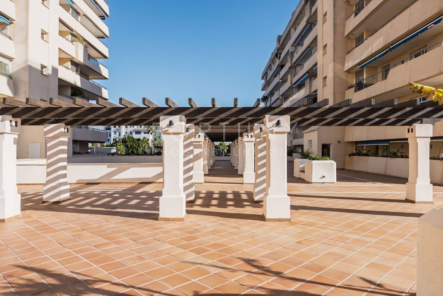 1 bedroom Apartment for rent in Puerto Banus with pool garage - € 1,900 (Ref: 9714325)