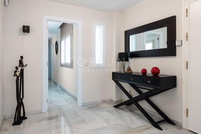 5 soverom Leilighet til salgs i Los Pinos, Málaga by med svømmebasseng garasje - € 1 200 000 (Ref: 9790056)