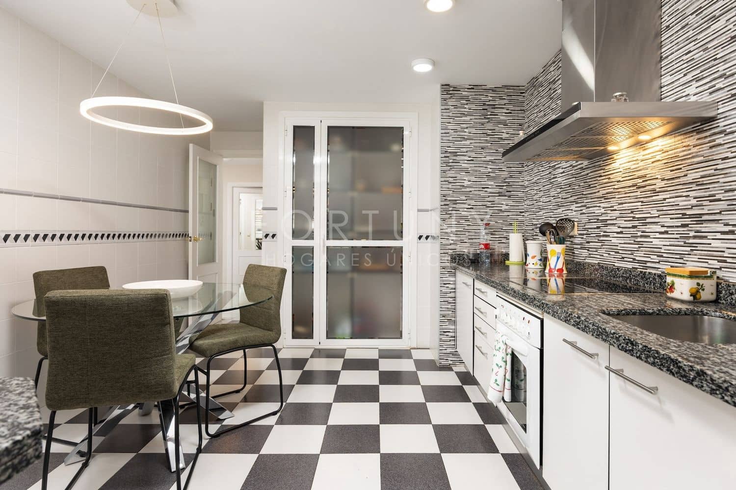 5 soverom Leilighet til salgs i Malaga by med svømmebasseng garasje - € 1 200 000 (Ref: 9790056)