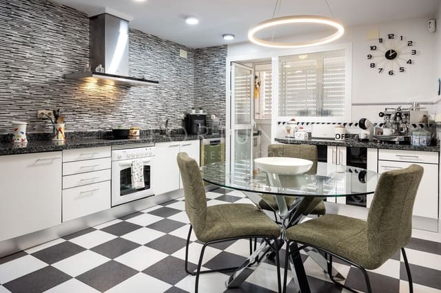 5 soverom Leilighet til salgs i Los Pinos, Málaga by med svømmebasseng garasje - € 1 200 000 (Ref: 9790056)