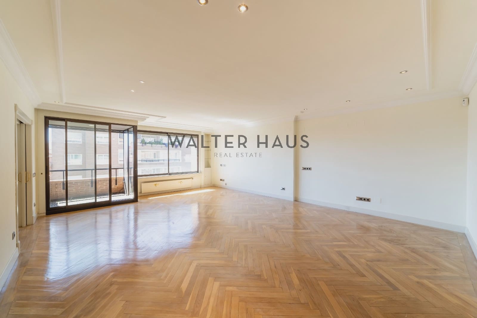 4 bedroom Flat for rent in Madrid city with pool garage - € 4,900 (Ref: 10046228)