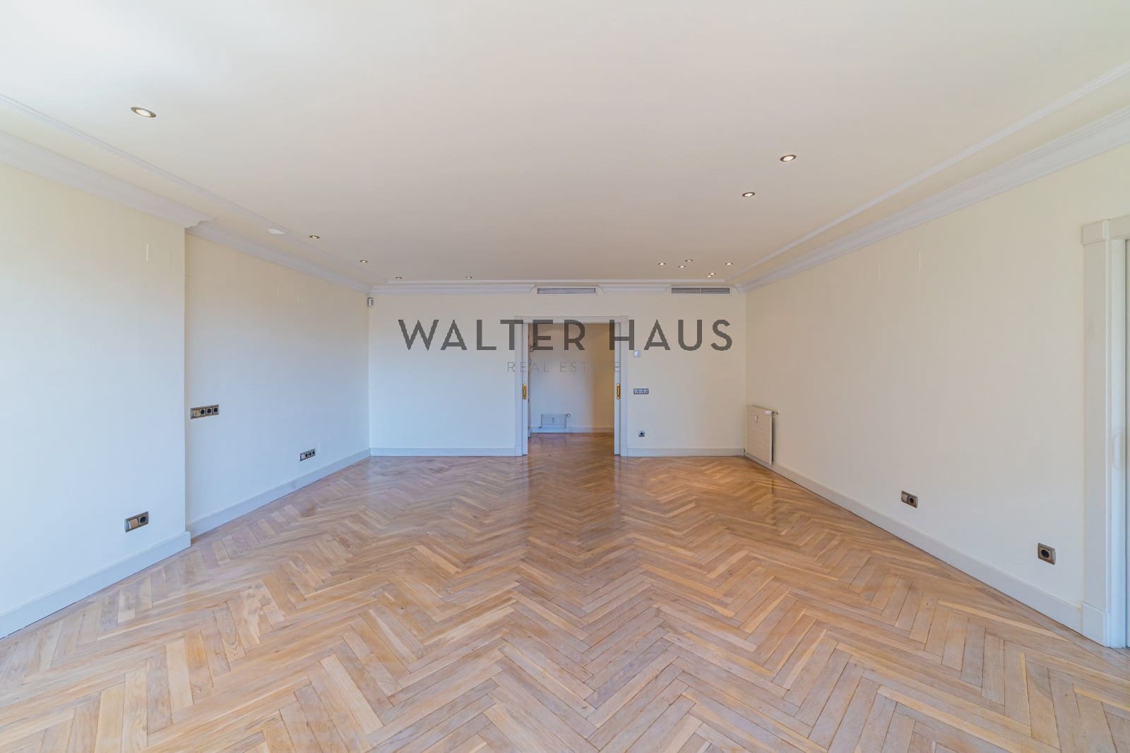 4 bedroom Flat for rent in Madrid city with pool garage - € 4,900 (Ref: 10046228)